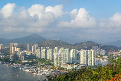 从高处俯瞰三亚的一个地区。中国城市景观。