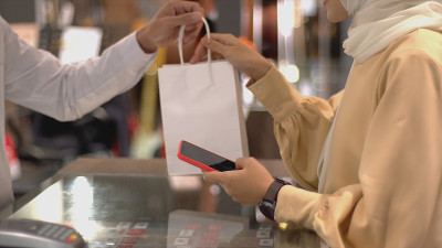 亚洲穆斯林妇女使用非接触式支付