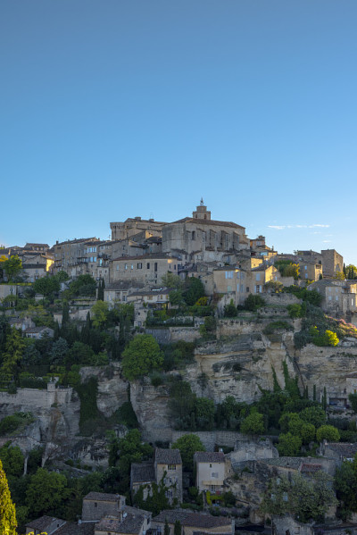 Gordes，法国普罗旺斯的一个典型小镇。美丽的村庄，有屋顶和景观