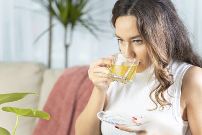 喝草药茶的女人