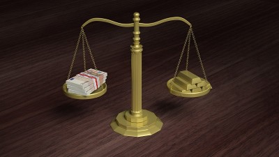 平衡表与欧洲包和金条在木制表面