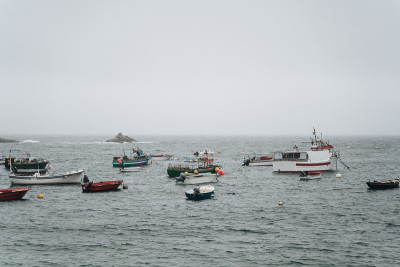 Corrubedo、西班牙;2019年8月10日:典型的西班牙北部渔船在雾天中漂浮