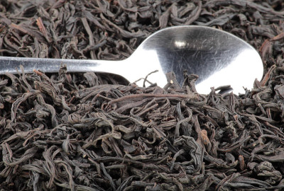 黑色t恤和茶匙