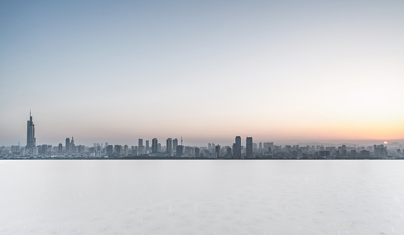 全景天际线和建筑物与空的道路