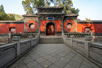 秋天，公园里有中国古建筑的阁楼和银杏树