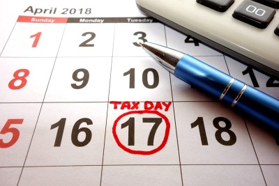 2018年日历，纳税日为4月17日