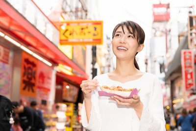 日本大阪吃章鱼烧的亚洲女人