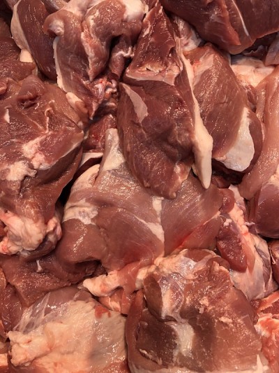 超市柜台上的鲜肉照片