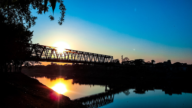 拉马卡兹桥的午后天空(m.a. Khan Bridge)