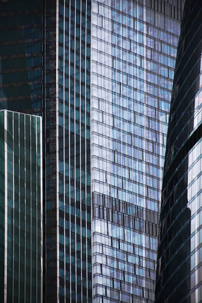 暮色中的高科技建筑。多层办公楼/摩天大楼的重制照片与结构玻璃。