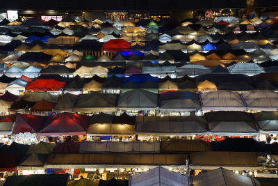 五彩缤纷的夜屋顶