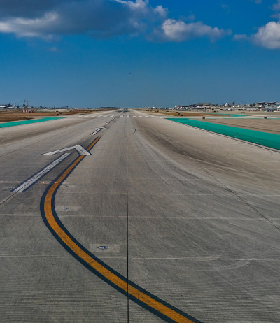 空跑道渐行渐远