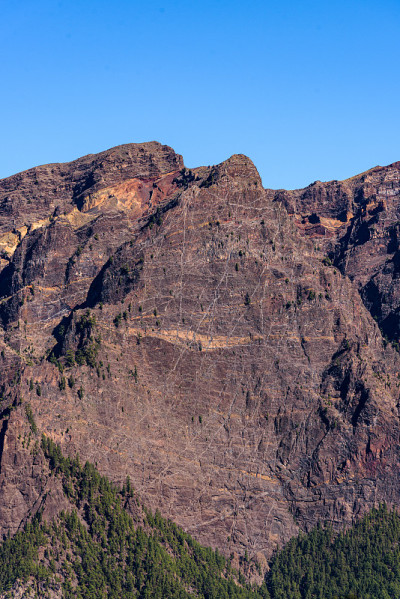 塔布里恩特火山口国家公园。老火山火山口。男孩的罗克