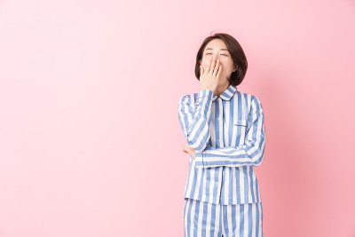 亚洲女人穿着睡衣，疲惫不堪