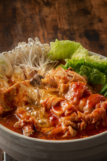 kimchi -jjigae是一道韩国菜，由泡菜和其他配料制成