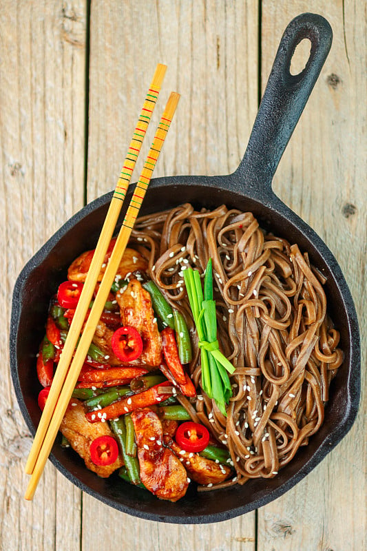 荞麦荞麦面配鸡肉，青豆，胡萝卜，洋葱