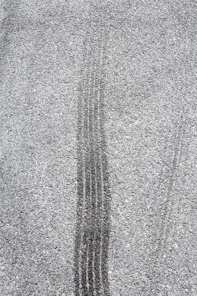 黑色轮胎印在柏油路上打滑，抽象的背景