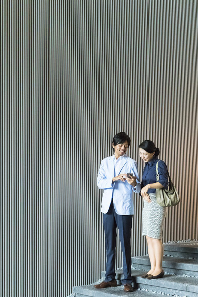 两个商务人士正在谈论智能手机。