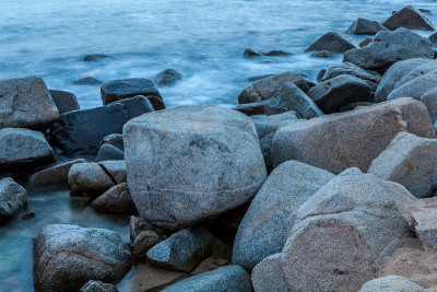 海浪和海浪撞击并溅起岩石