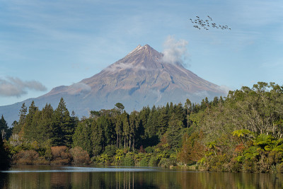 塔拉纳基山附近的曼加马霍湖