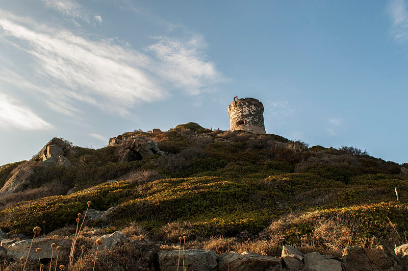 科西嘉岛:La Parata塔上的日落。La Parata塔是一座建于1608年的热那亚废墟塔，位于