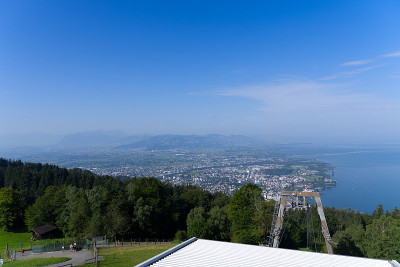 从当地山上Pfänder俯瞰博登湖和布雷根茨市的美丽全景。