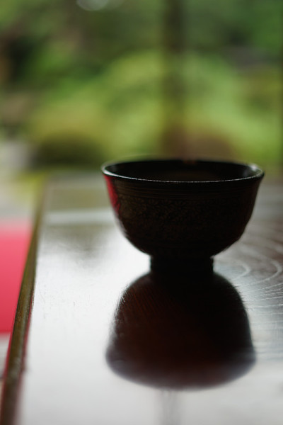 绿茶那已经放在日本式房间的桌子上了