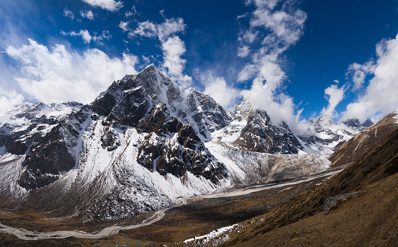 喜马拉雅的费里切谷和Cholatse峰