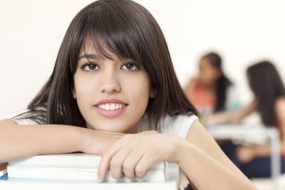 教室里的女学生。