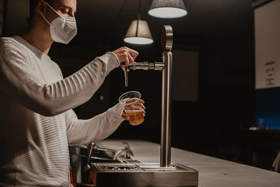 服务员用塑料杯盛啤酒