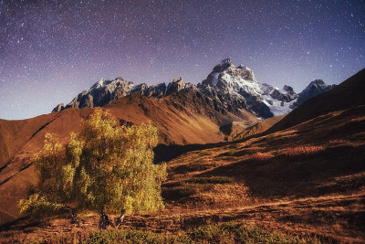 美妙的星空。秋天的风景和雪峰