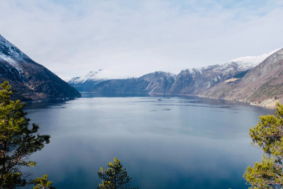 Eidfjord全景与蓝色的水