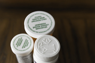 处方药瓶上的儿童证明盖