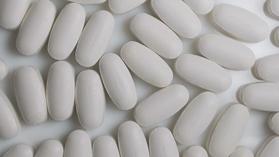 药丸在白色背景上旋转。药物，运动补充剂，肌酸，hmb, bcaa，氨基酸或维生素片。