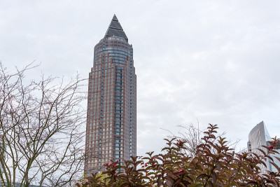 “Messeturm”在法兰克福天际线花园在一个阴天