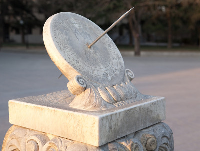日晷日出时