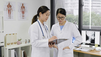 医院工作人员讨论医疗报告