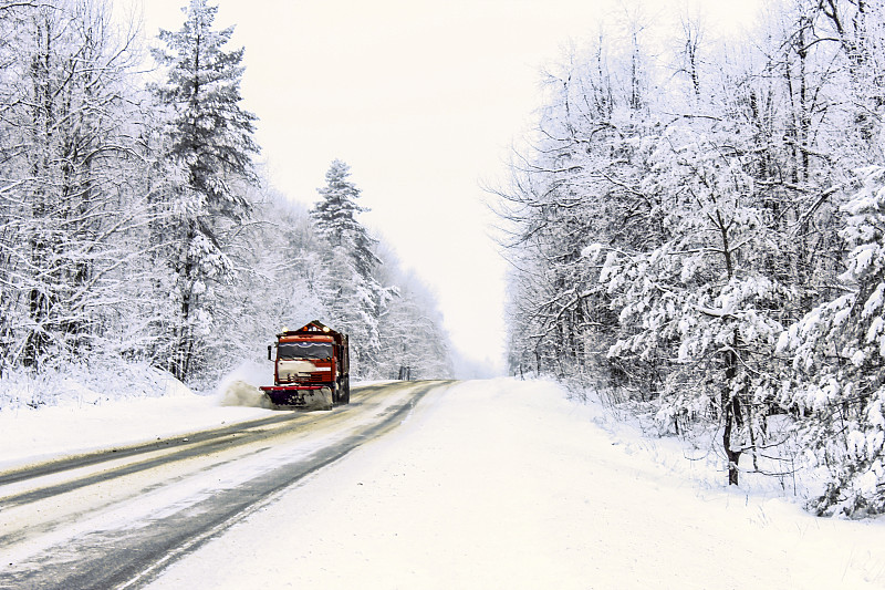 吹雪机在路上