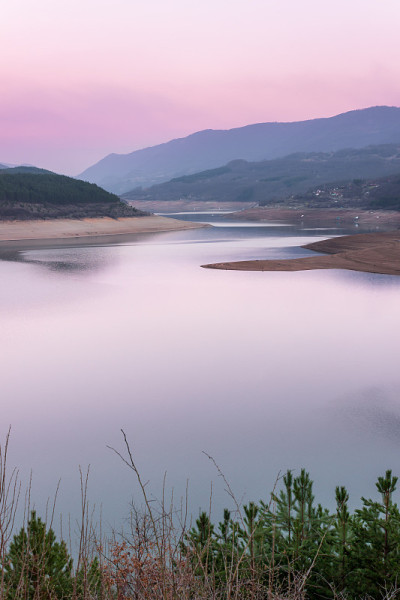 美丽的紫蓝色小时天空和水的扎沃伊湖和远处的地平线山