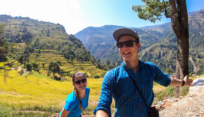 格尔木-一对夫妇正在喜马拉雅山徒步旅行