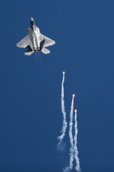F-22猛禽在模拟空战中部署照明弹