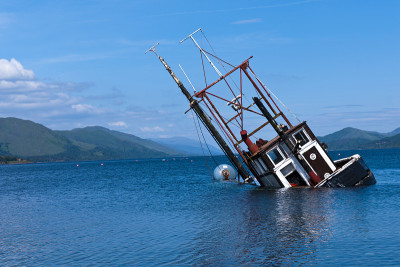 一艘渔船在林尼湖部分沉没