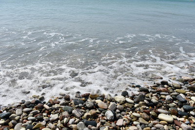海浪接近鹅卵石