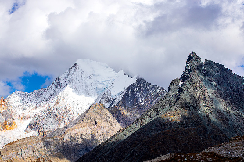 五彩缤纷的秋林和雪山在亚丁自然保护区，最后的香格里拉