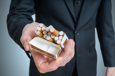 男子正在提供香烟包装中的香烟。