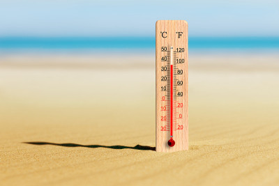 夏天热。海滩上的温度计显示摄氏36度。夏季旅游和假期