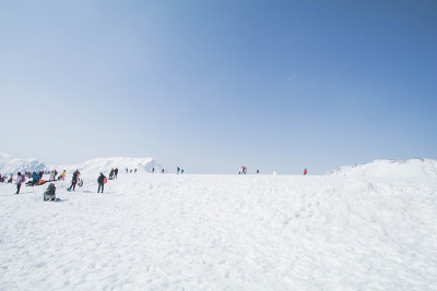 山黑袍高山径雪山墙