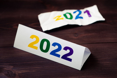 木头背景上皱巴巴的2021年和2022年的数字。