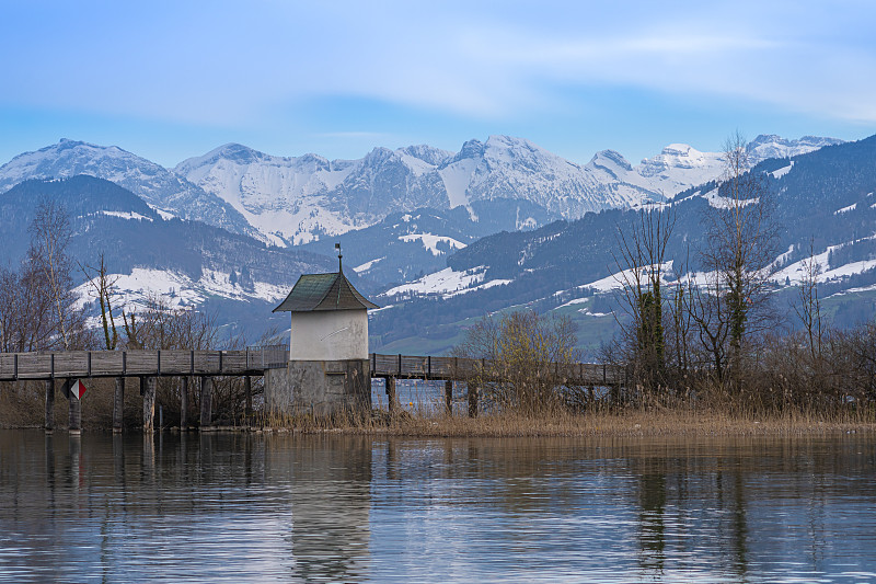 位于瑞士圣加伦rapperswill附近的上苏黎世湖(Obersee)的木制人行桥上，历史悠久的胡斯