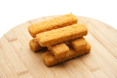 鱼串在边缘板上